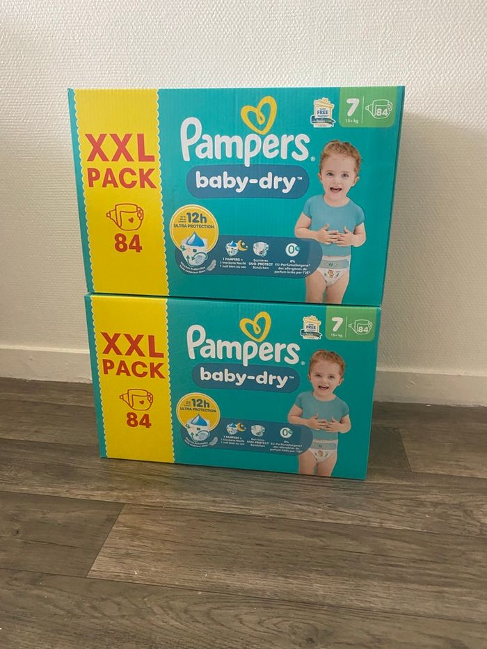 2 cartons de couches Pampers taille 7