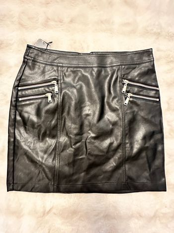 Jupe noire effet simili cuir avec détails zips sur le devant, style biker très tendance 🔥 