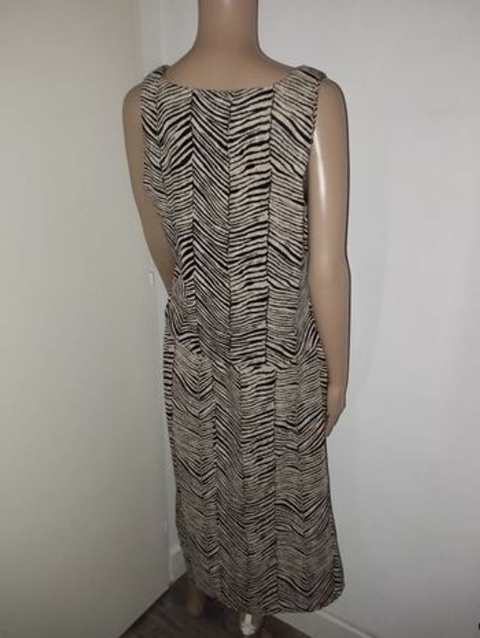 Ensemble affinités Armand Thiery
Jupe taille 44
Haut taille 3 - photo numéro 7