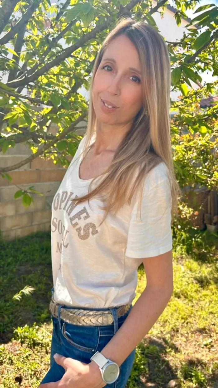 Tee-shirt coton tendance crème avec inscription dorée pailletée Taille unique - photo numéro 5