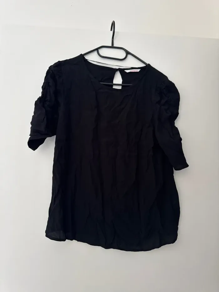 Haut noir fluide camaïeu