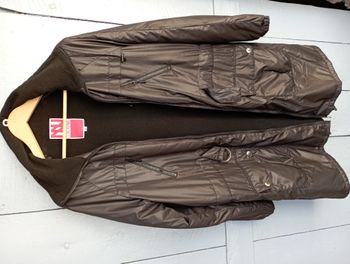 Manteau/Imperméable avec capuche de couleur noire de marque Dorotennis