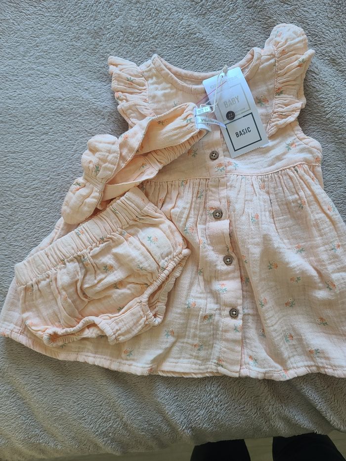 Ensemble bébé 6mois robe culotte bavoir neuf avec étiquette - photo numéro 2