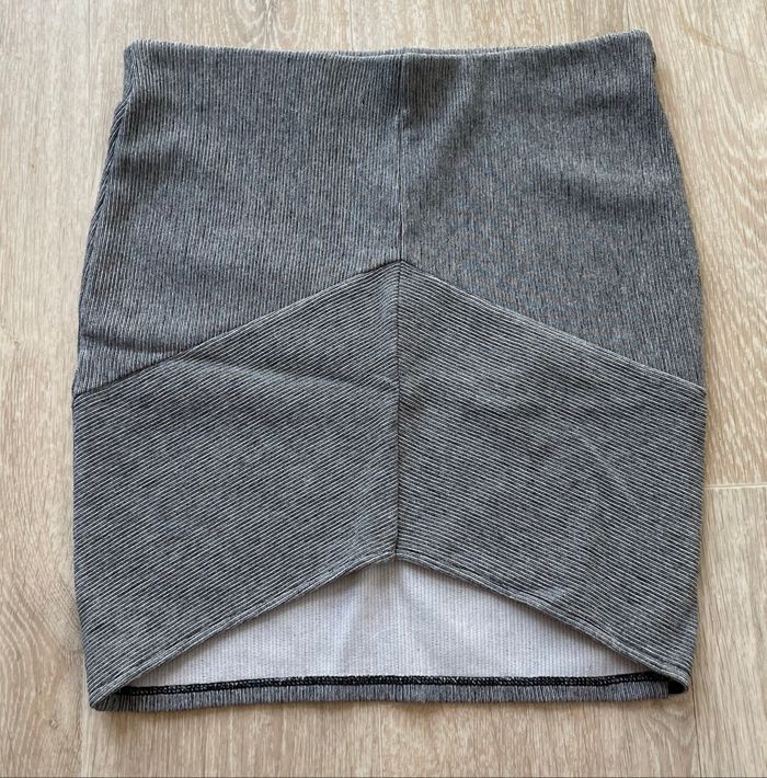 Jupe courte grise  pull&bear taille M  très peu porté excellent état