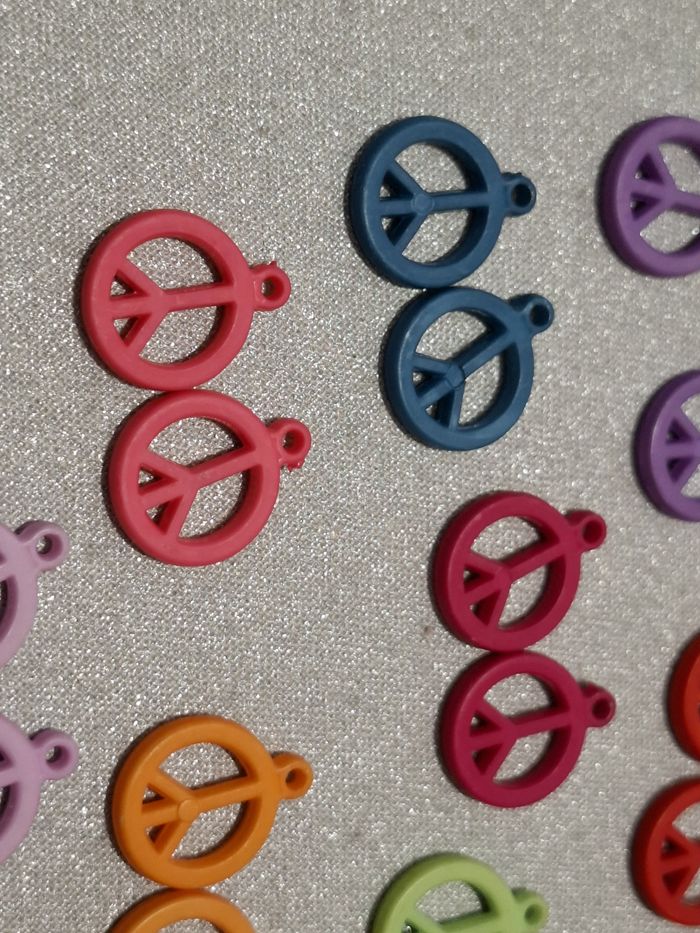 Joli lot neuf de 24 breloques/charms "Peace and Love" idéal pour bijoux - photo numéro 6