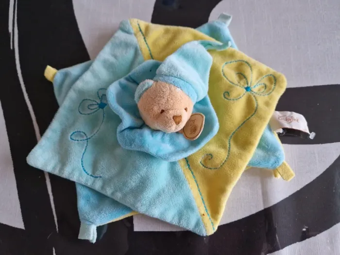 Peluche Baby'Nat Les noeuds doudou plat ours bleu jaune