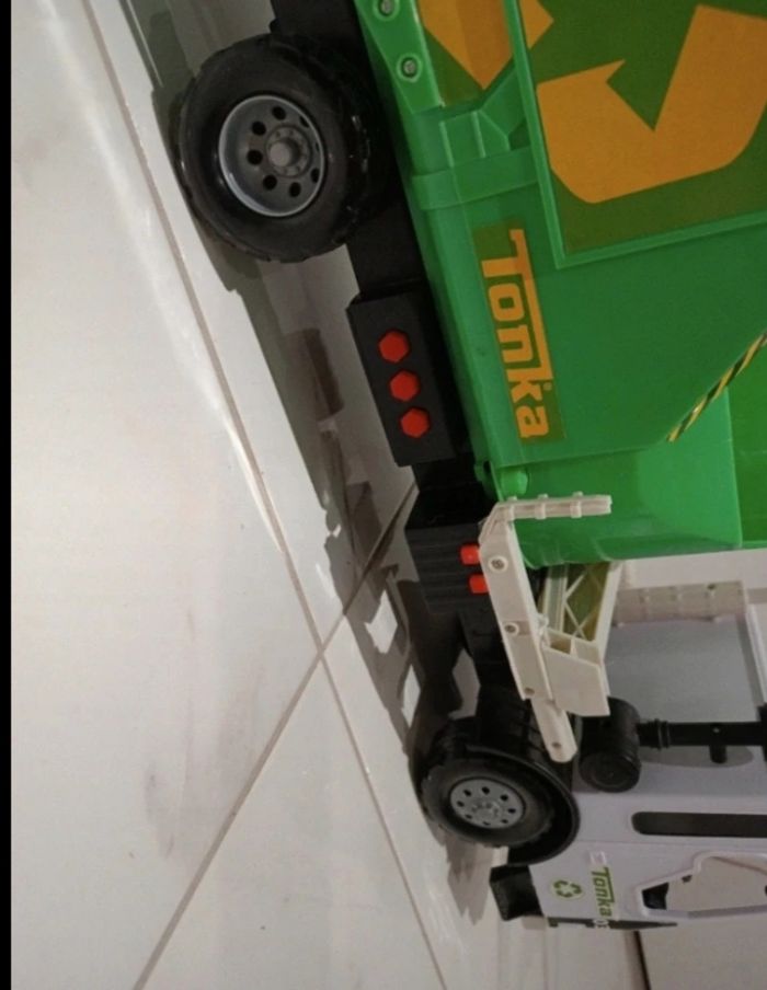 Gros camion de poubelle - photo numéro 4