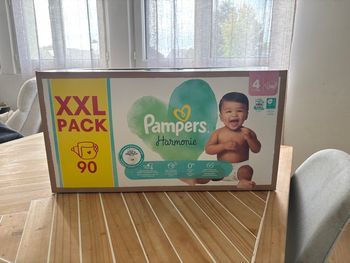 90 couches Pampers taille 4