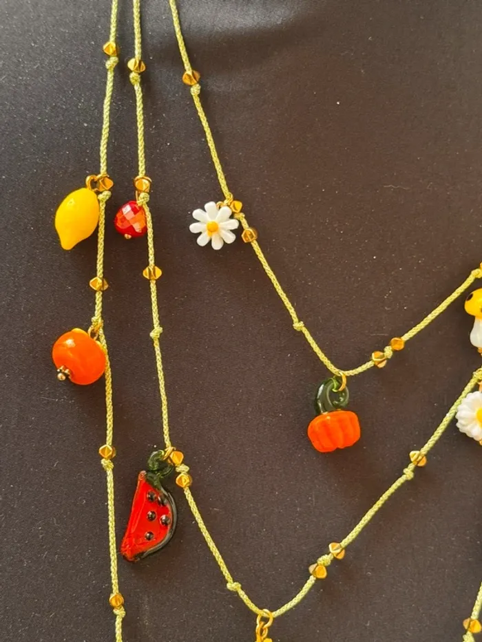 Collier 3 rangs  fruits fleurs légumes piment perles verres trèfle cordon acier inoxydable or - photo numéro 3