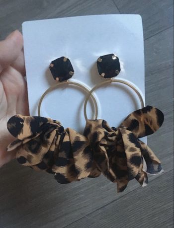 Créoles à froufrous  NEUVES avec étiquette femme couleurs marron et noir