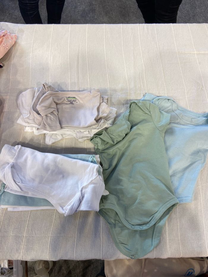 Lot bodies 6 mois - photo numéro 2