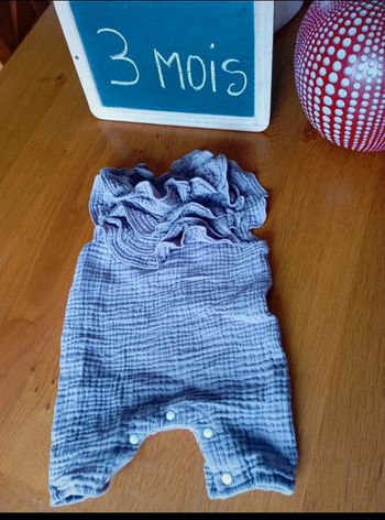 Combishort taille 3 mois en très bon état