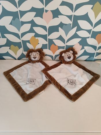 Doudou plat lion action