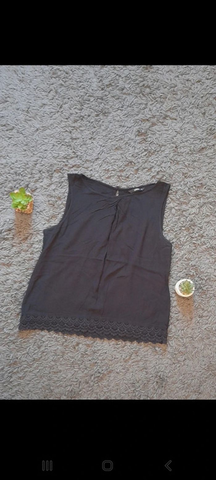Top noir avec dentelle Only