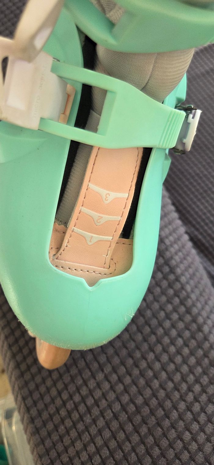 Rollers évolutifs fillevitesse. Un roulement adapté pour des sorties rallongées !
Le roller en ligne solide, confortable et réglable sur 3 tailles ! Le maintien et le roulement ont été travaillés pour s'initier en toute sécurité.
Taille 34-36
Prix d'acha - photo numéro 3