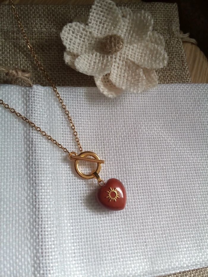 Collier en pierre de jaspe rouge réversible cœur soleil
