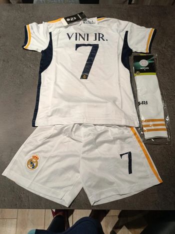 Tenue football real Madrid Vini Jr blanc. T.22