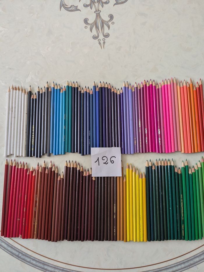 Lot de 126 crayons de couleur.