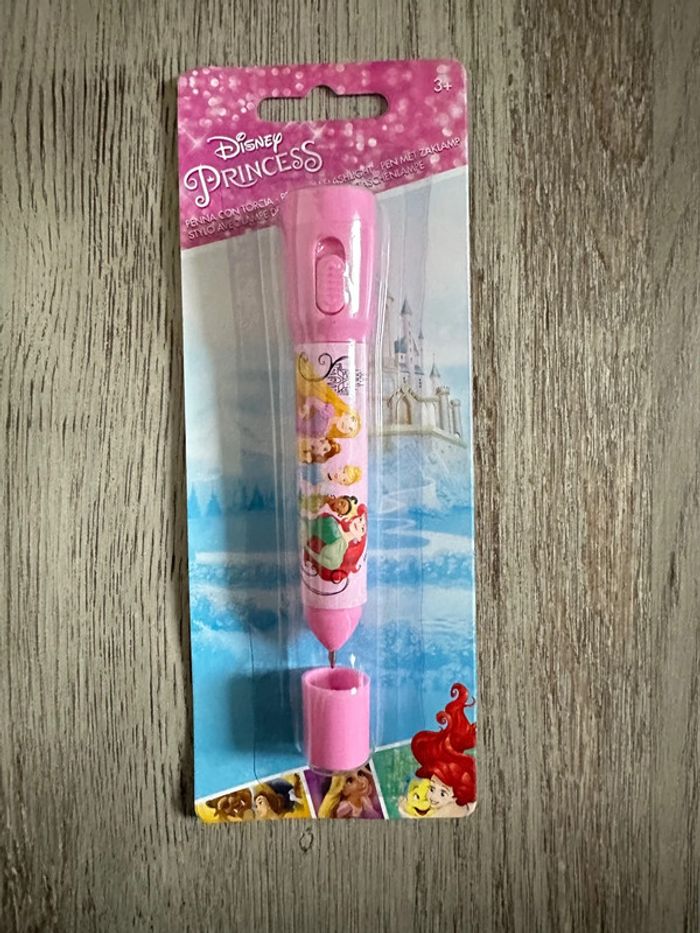 Stylo avec lampe de poche
