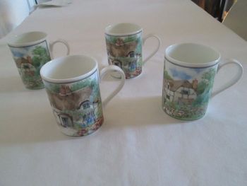 Lot 4 tasses de porcelaine fine