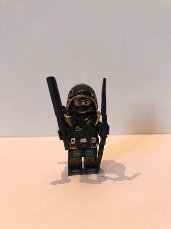 Figurine type lego Hawkeye. Marvel