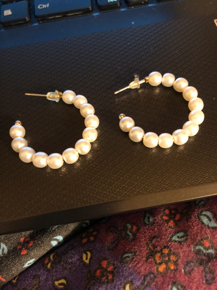 Deux paires de boucles d'oreilles créoles blanches et doré - photo numéro 2