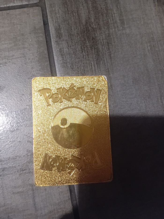 Carte pokemon dorée