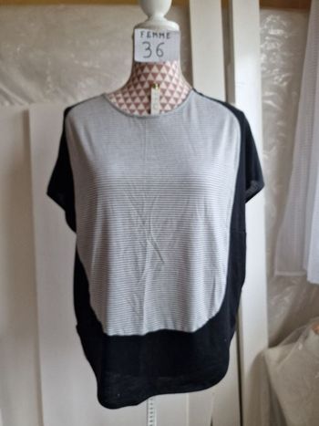 Tee-shirt, noir à rayures blanches, en très très bon état, en polyester &viscose, longueur 62cm, mar