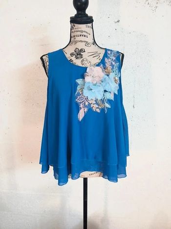 💐 Blouse bleue fluide à fleurs en relief – Taille 40 – Très bon état