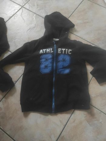 Sweat zippé 8 ans a capuche