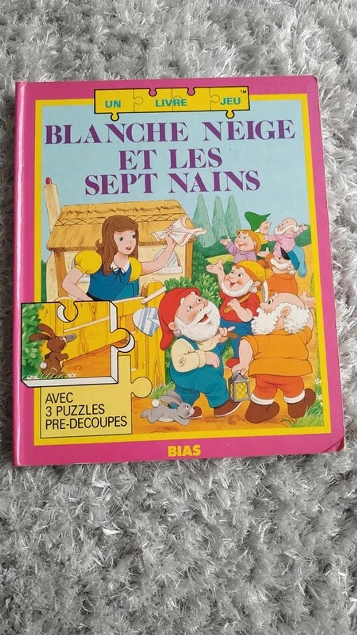 Livre puzzle Blanche Neige et des sept nains