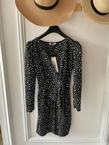 Robe noire et blanche
