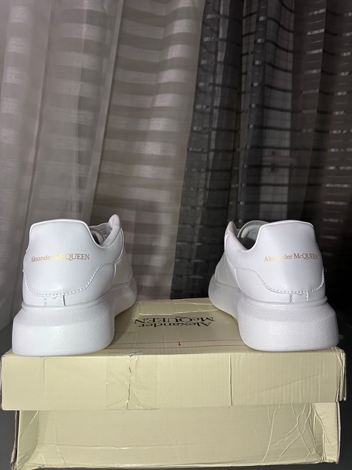 Sneakers Alexander McQueen blanches – taille 45, boîte abîmée - photo numéro 3