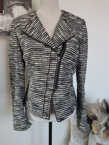 Veste noire et blanche brillante, matière épaisse. Eva Kayan. T42, 47cm aux aisselles, 53cm de haut.