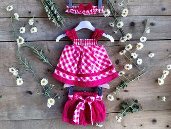 CHICAPRIE – ENSEMBLE 4P BÉBÉ FILLE MOTIF VICHY & ÉTOILES, VOLANTS & STRASS 6M
