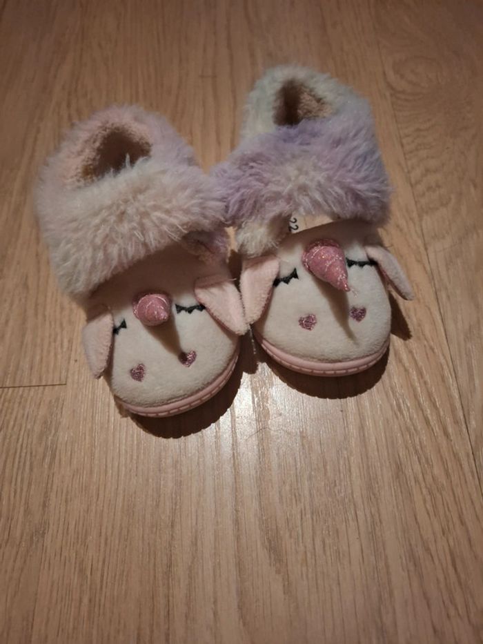 Pantoufle enfant licorne taille 22 porté quelques fois - photo numéro 2