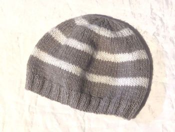 Petit Bonnet Marron Lignes Horizontales Blanches Vêtement Accessoire Petits Enfants Bébés