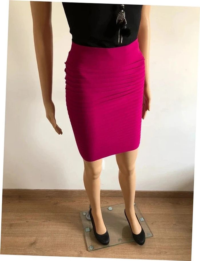 Jupe moulante élastique rose fuschia taille S/M jamais portée - photo numéro 2