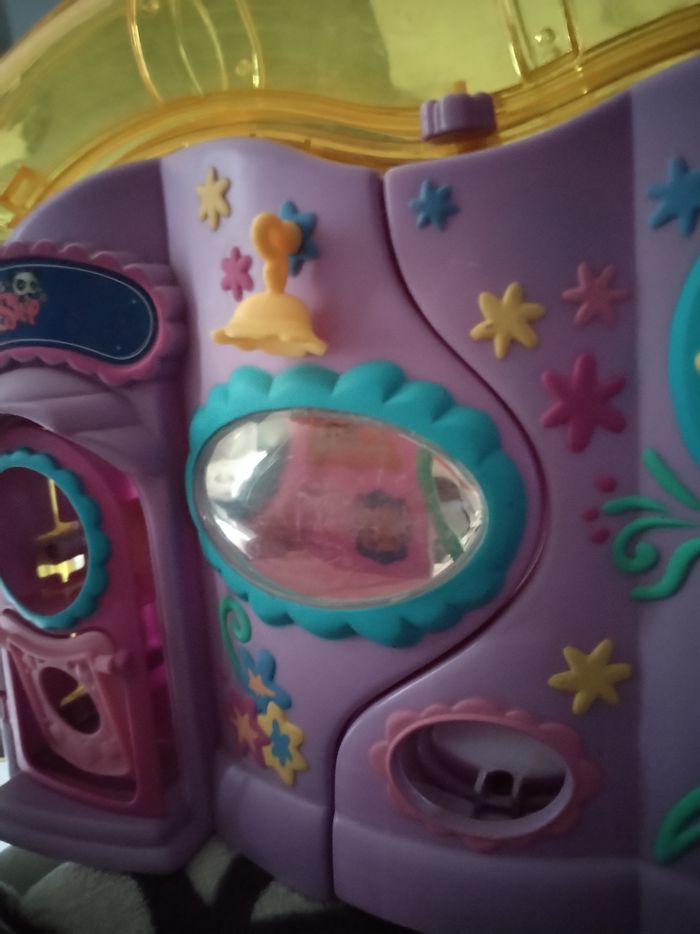 Maison "Pet Shop" en très bon état avec un personnage neuf - photo numéro 10