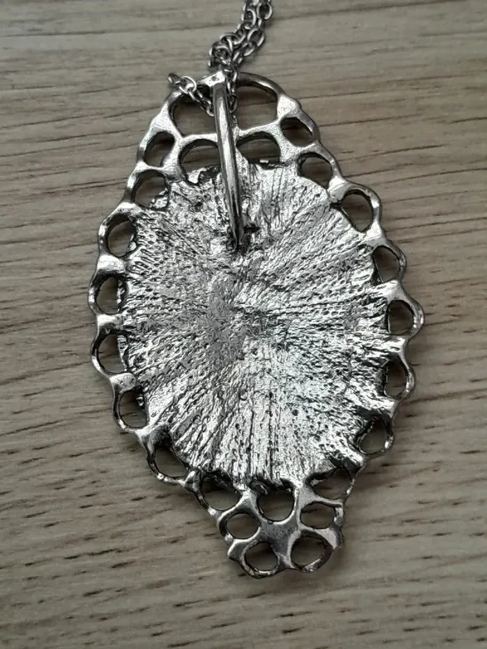 Collier porté par Rosalie dans la Saga Twilight - photo numéro 3