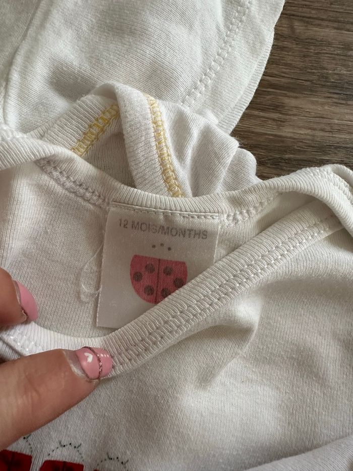 - 5 bodys MC - 12 mois - bon état, petite tache - photo numéro 2