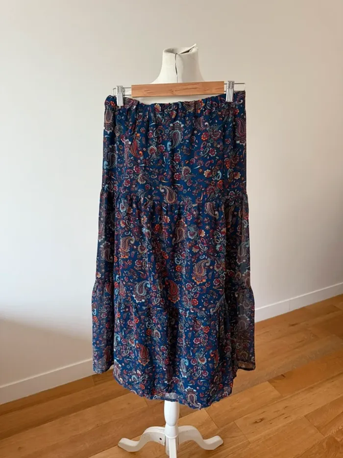 Jolie jupe neuve motif L/40 - photo numéro 4