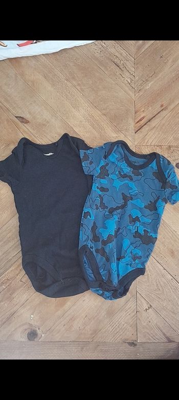 Bodies manches courtes.