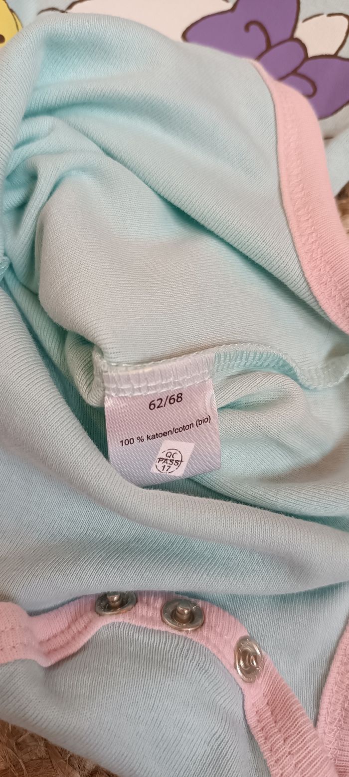 Lot de 2 bodies Hello Kitty 3/6 mois parfait état - photo numéro 4