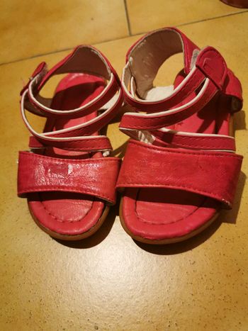 Chaussures ouvertes fushia scratch 24