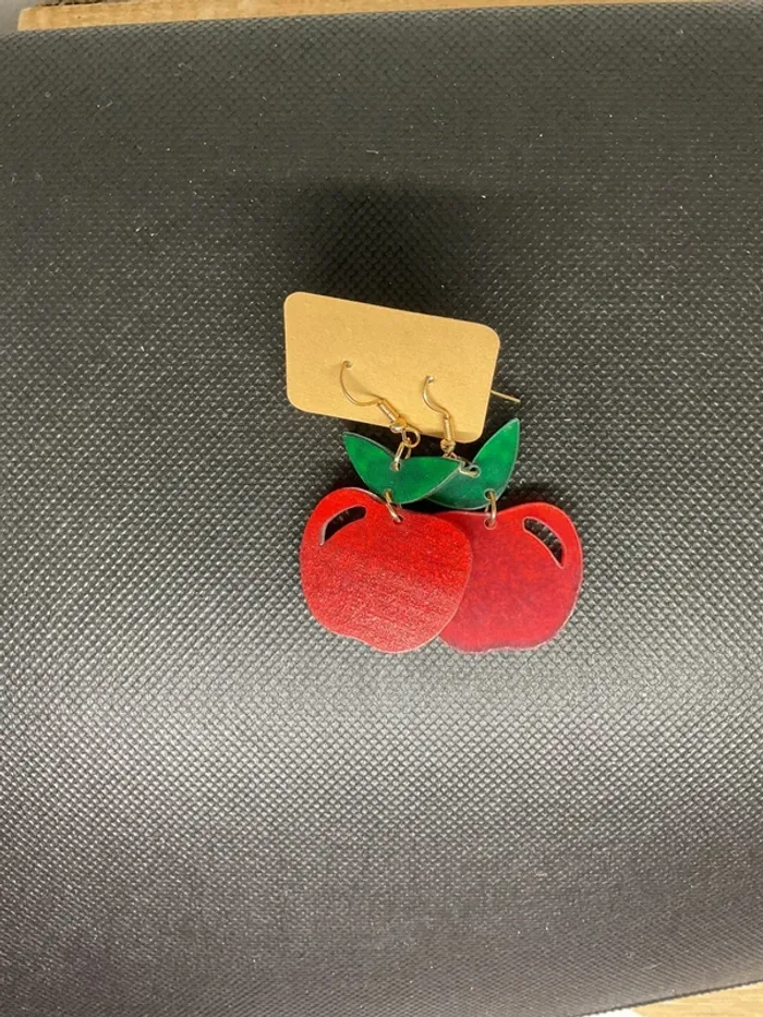 Boucle d’oreille « pommes » neuve