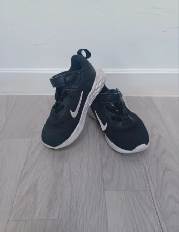 Basket bébé Nike révolution à scratch