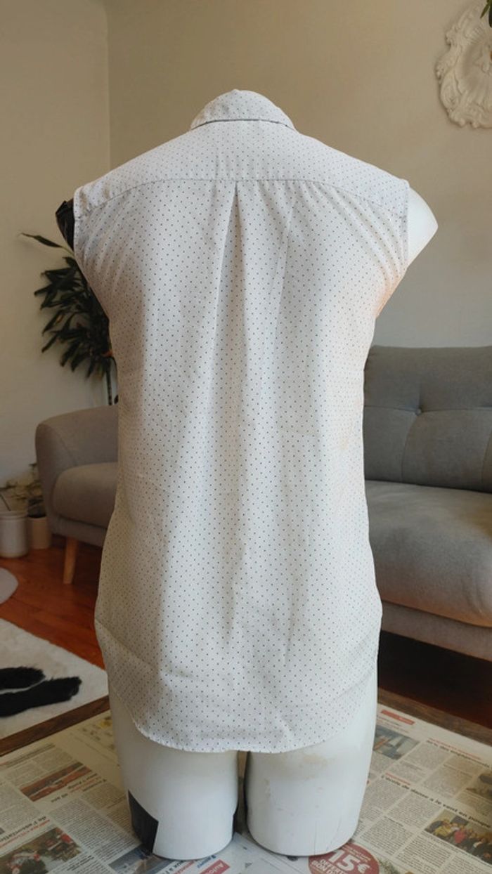 Chemise sans manche à pois noir sur fond blanc noué à la taille - photo numéro 4