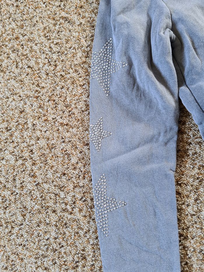 Sweat gris Kiabi 12 ans avec strass étoiles sur les manches - photo numéro 2