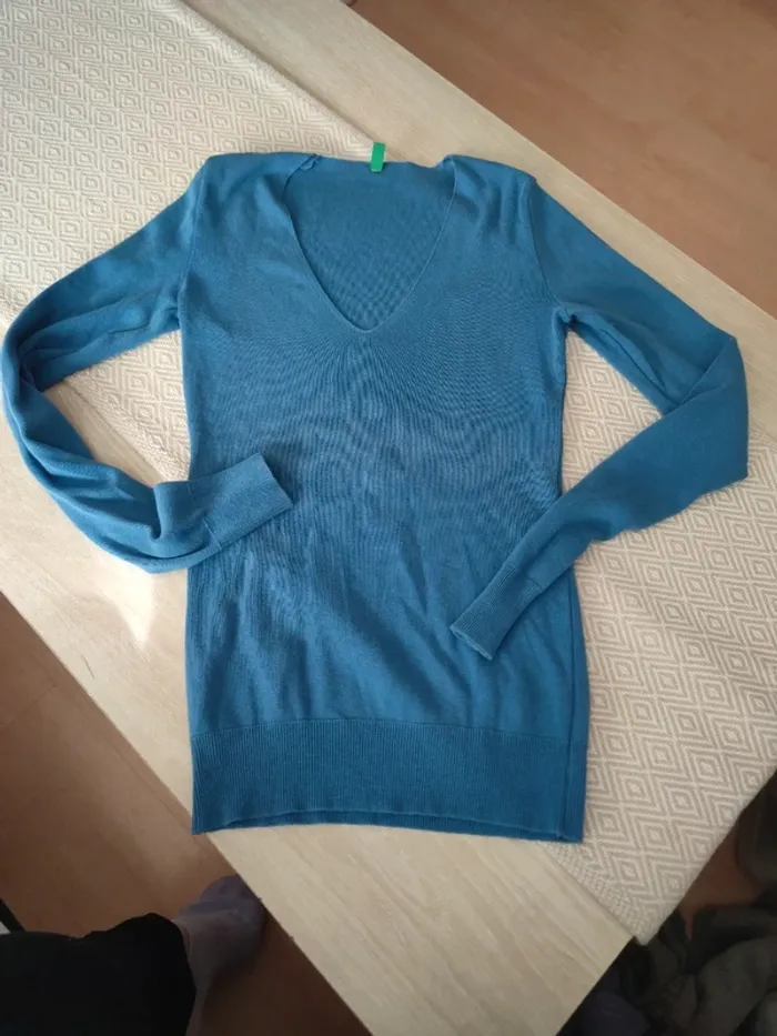Pull bleu col V Benetton 14 ans